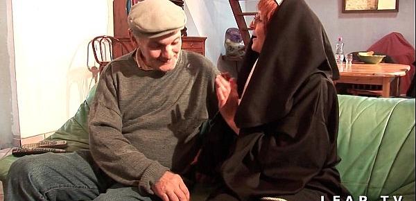  Une vieille nonne baisee et sodomisee par Papy et son pote
